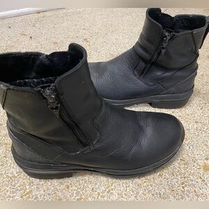 Kerrits Women’s 7.5 riding boots.  Used, no filter on pics, cleaned, polished.